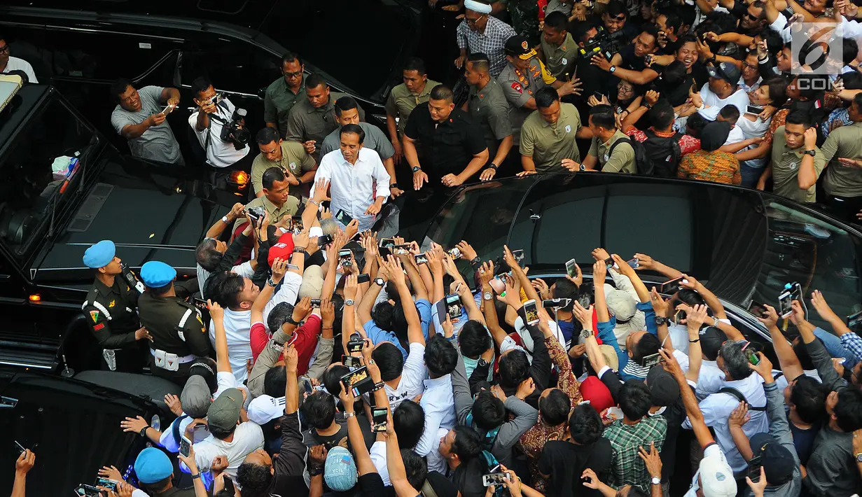 Capres  01 Joko Widodo saat menyapa para pendukungnya di Jakarta, Rabu (17/4). Meskipun Jokowi-Ma'ruf unggul dalam hitungan cepat namun Jokowi meminta para pendukungnya tetap menunggu penghitungan resmi KPU atas hasil perolehan suara Pilpres 2019. (Liputan6.com/Angga Yuniar)