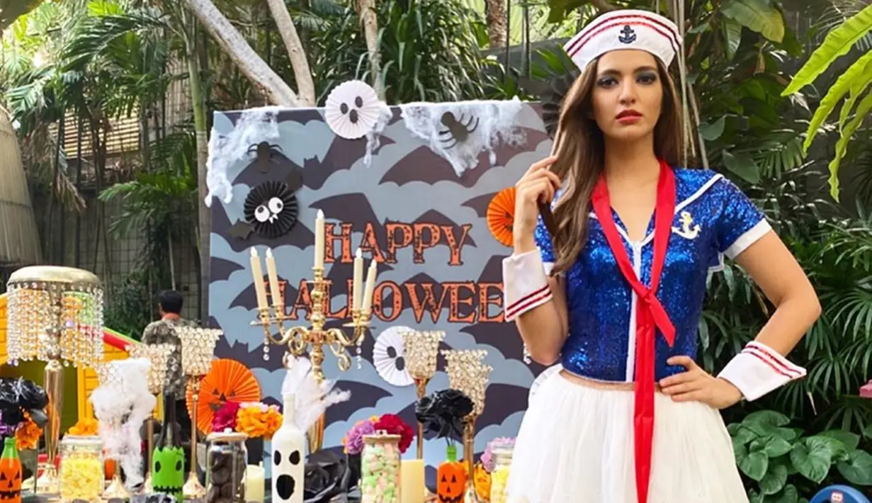 Bahkan, gaya OOTD Nia saat pesta Halloween beberapa waktu lalu juga sukses jadi sorotan. Ia pun memilih mengenakan busana dengan tema pelaut lengkap dengan topi khasnya. (Liputan6.com/IG/ramadhaniabakrie)