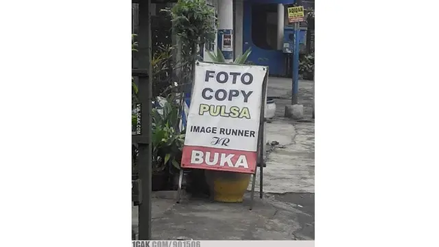 5 Spanduk Jualan Pulsa Ini Nyeleneh Banget, Bikin Geleng Kepala