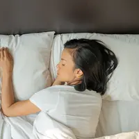 Agar bisa tidur lebih awal, lakukan dengan bertahap dan biarkan tubuh beradaptasi dengan kebiasaan baru/copyright freepik