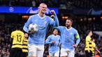 Pemain Manchester City, Erling Haaland (tengah kiri) melakukan selebrasi setelah mencetak gol pertama timnya ke gawang Young Boys pada laga lanjutan Grup G Liga Champions 2023/2024 di Etihad Stadium, Manchester Inggris, Rabu (08/11/2023) WIB. The Cityzens menang dengan skor 3-0. (AFP/Oli Scarff)
