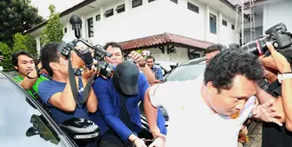 Setelah resmi dinyatakan tersangka, anak raja dangdut Rhoma Irama, Ridho Rhoma menjalani pemeriksaan di laburatorium BNN. Tangan diborgol, siang Ridho di bawa dari Polres Jakarta Barat. (Nurwahyunan/Bintang.com)