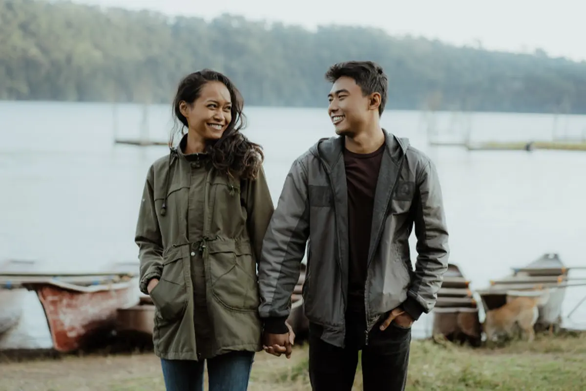 couple romantis bahagia