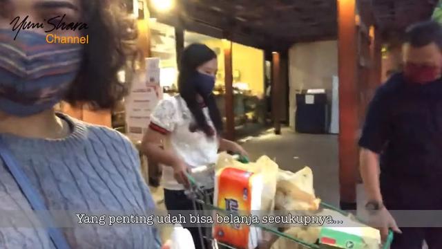 Pakai Masker Tenun, Ini 6 Momen Yuni Shara Belanja Persiapan Ramadan