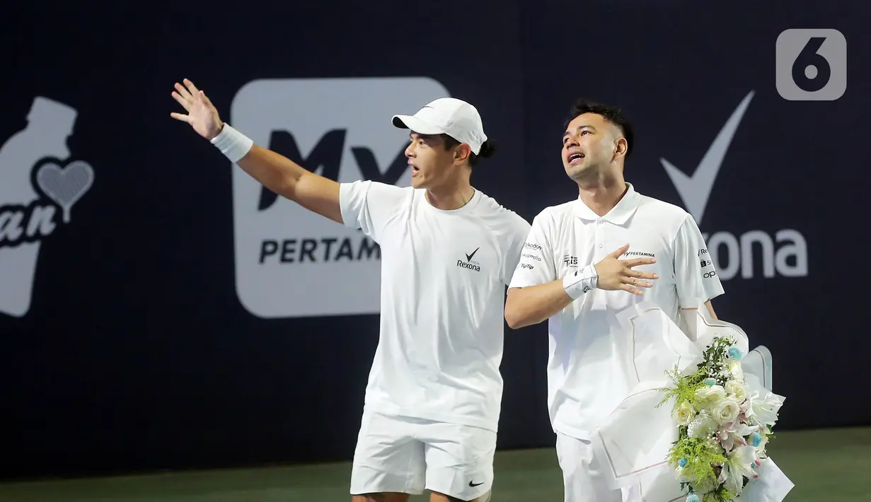 Di set ketiga, tensi pertandingan mulai menurun. Saling kejar poin masih terjadi. Hingga akhirnya, Raffi/Dion sukses mengakhiri set dengan skor 6-3 dan menjadi juara. (Fimela.com/Bambang E Ros)