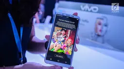 SPG menunjukkan fitur selfie Smartphone Vivo V7 Plus saat grand launching VIVO V7 Plus, Jakarta, Kamis (28/9). VIVO V7 Plus memiliki kamera depan 24 megapixel dan full view display. (Liputan6.com/Faizal Fanani)