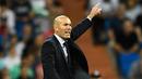 Zidane kala itu didaulat menjadi pelatih real madrid pada tahun 2016 menggantikan Rafael Benitez langsung menampakkan tajinya dengan merebut piala Liga Champions 2016. Zizou juga merupakan seorang mantan pemain legenda klub yang berjuluk Los Merengues tersebut. (Foto: AFP/Oscar Del Pozo)