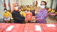 Persatuan Istri Anggota (PIA) DPR RI berbagi di tengah pandemi Covid-19. (Liputan6.com/Istimewa)