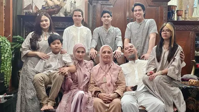 Potret Mulan Jameela dan Ahmad Dhani rayakan lebaran bersama anak dan keluarga besar (Sumber: Instagram/@mulanjameela1)