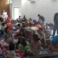 Ratusan orang pengungsi terdampak kerusuhan Wamena, Kabupaten Jawawijaya, berada di dalam sebuah gedung serbaguna milik TNI di wilayah Sentani, Jayapura.