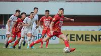 Pertandingan antara Bali United versus Persis Solo di BRI Liga 1 2022/2023 hari Senin (27/02/2023). (Alit Binawan/Bola.com)