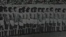 Repro foto dari skuat Persija Jakarta ketika menjadi juara Piala Suratin 1974 saat pameran foto Sejarah Sepak Bola Jakarta memperingati hari jadi Persija di Lapangan Banteng, Jakarta, Jumat (28/11/2015). (Bola.com/Vitalis Yogi Trisna)