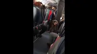 Lakukan Yoga di Pesawat, Wanita Ini Dikecam Netizen (Foxnews)