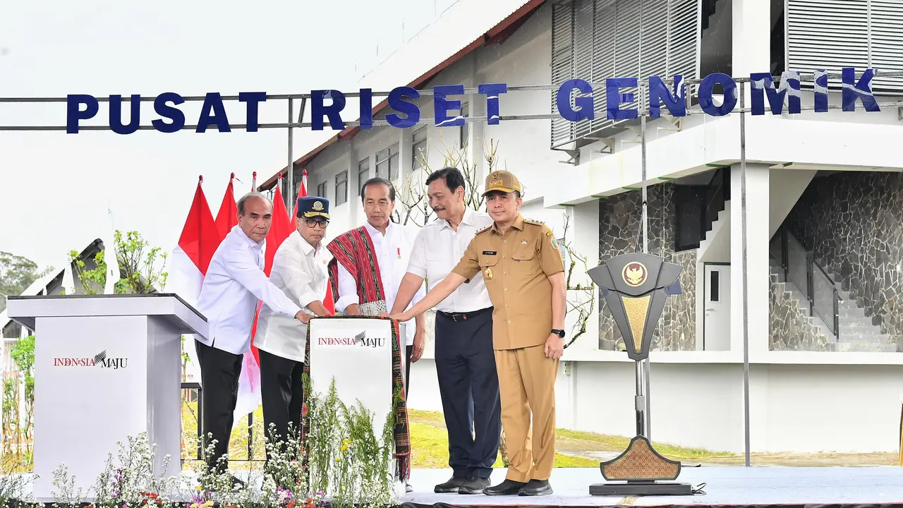 Presiden Joko Widodo atau Jokowi saat meresmikan Pusat Riset Genomik Pertanian di Kabupaten Humbang Hasundutan, Sumatera Utara, Rabu (16/10/2024).