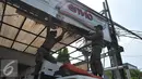 Petugas Satpol PP saat menurunkan papan reklame rokok di Jakarta, Rabu (18/11). Gubernur DKI Jakarta menerbitkan Peraturan Gubernur Nomor 1 Tahun 2015 tentang Larangan Penyelenggaraan Reklame Rokok Media Luar Ruang. (Liputan6.com/Gempur M Surya)