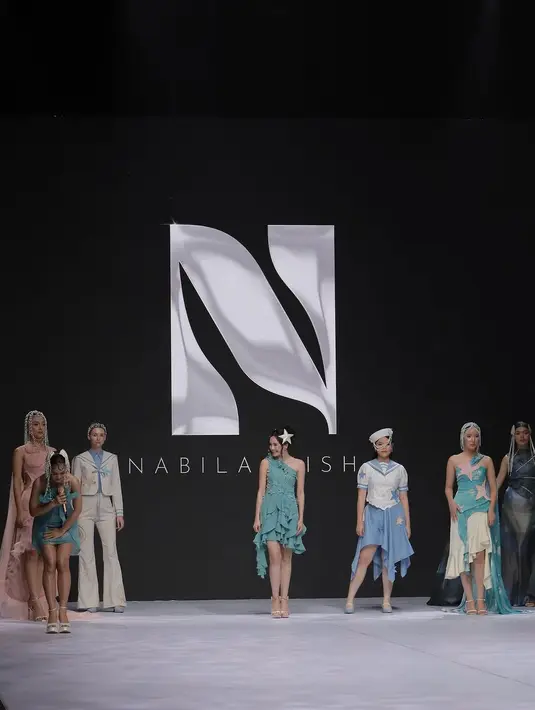 Tak hanya gaunnya yang menawan, hiasan kepala yang dikenakan Beby juga turut mencuri perhatian. Aksesori berupa rantai mutiara yang menjuntai dari sisi kepala hingga ke bagian telinga dan jepitan bintang besar menambahkan kesan anggun dan dreamy. [@bebytsabina].