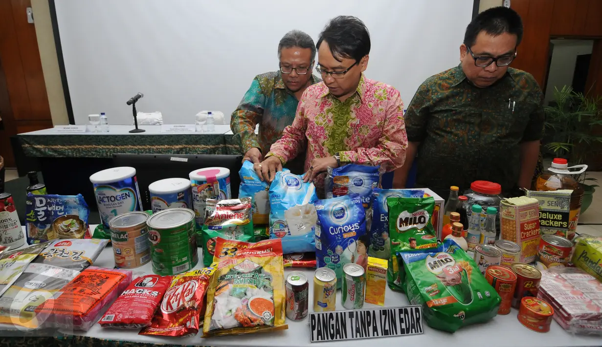 Kepala BPOM, Roy Sparringa (tengah) memeriksa hasil operasi Opson V di Gedung BPOM, Jakarta, Selasa (12/4/2016). BPOM menemukan pangan illegal di 13 wilayah di Indonesia dan menindak 46 sarana peredaran pangan illegal. (Liputan6.com/Helmi Fithriansyah)