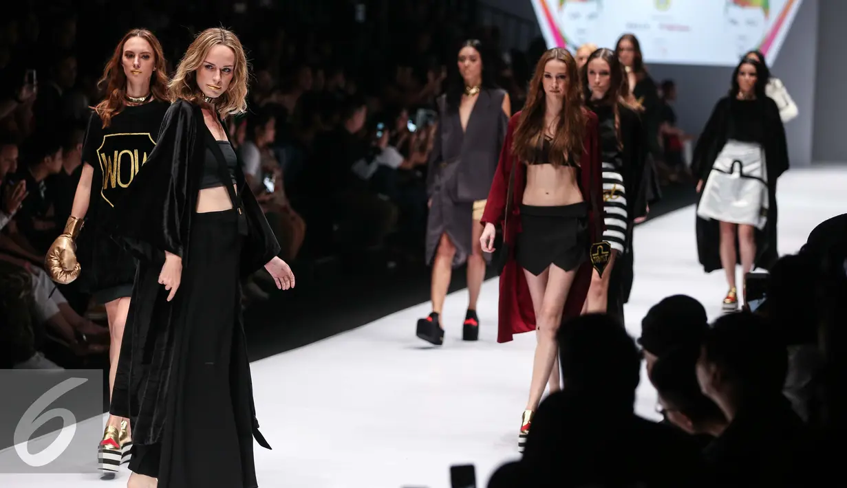 Para model berjalan diatas catwalk mengenakan rancangan Oxcel yang bertemakan Muhammad Ali dalam Jakarta Fashion Week di Jakarta, Minggu (23/10). Oxcel bersama tiga orang desainer lainnya membawakan tema Tribut To Legend. (Liputan6.com/Faizal Fanani)