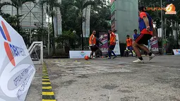Duel dua tim peserta dalam pertandingan 3 on 3 Futsal Challenge Road to BPL di Universitas Sahid, Jakarta. (Liputan6.com/Abdul Aziz Prastowo)