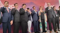 Anies Baswedan menyerahkan komunike Urban 20 (20) Mayors Summit 2022 ke Menko Perekonomian Airlangga Hartarto. (Liputan6.com/ Winda Nelfira)