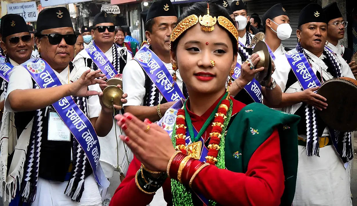 Seorang wanita anggota komunitas adat Gurung menari mengenakan pakaian tradisional saat mengikuti upacara perayaan Tahun Baru 'Tamu Lhosar' di Kathmandu, Nepal (30/12/2022). Acara itu digelar untuk menyambut pergantian tahun. (AFP/Prakash Mathema)