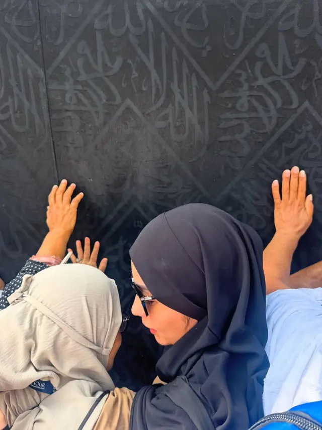 Enzy menyentuh Kabah saat umrah. [@enzystoria]