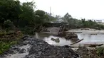 Jembatan penghubung ambruk diterjang gelombang Tsunami Selat Sunda di jalur alternatif Sumur, Banten, Senin (24/12). Sejumlah kendaraan terpaksa melintasi pantai karena jembatan tidak bisa dilewati. (Liputan6.com/Angga Yuniar)