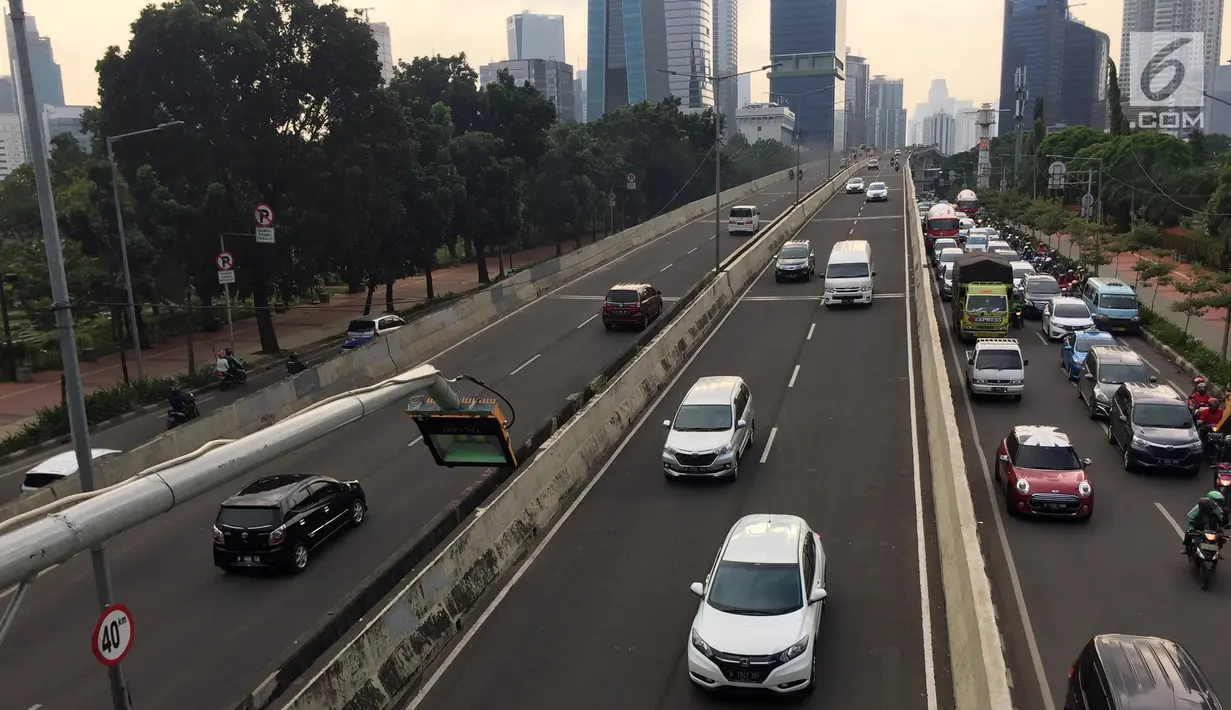 Kendaraan melintasi jalan layang non tol (JLNT) Kampung Melayu-Tanah Abang, Jakarta, Jumat (2/2). Bertambahnya jumlah kendaraan setiap harinya juga menjadi pemicu kemacetan di JLNT tersebut. (Liputan6.com/Immanuel Antonius)