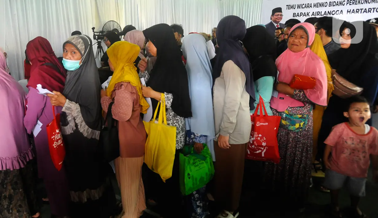 "Bantuan pangan ini diberikan karena pengaruh El nino. Jadi, Pemerintah memiliki dua program yitu BLT dalam bentuk uang yang diterima bulan Desember Rp 400 ribu," kata Airlangga. (merdeka.com/Arie Basuki)