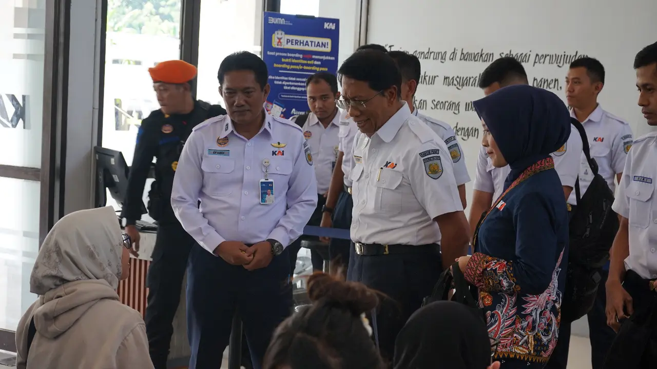 Direktur Utama PT Kereta Api Indonesia Didiek Hartantyo meninjau langsung Staisun Banyuwangio Kota (Istimewa)