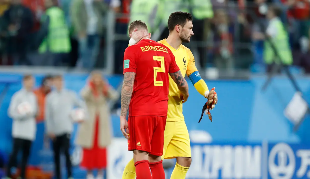 Kiper timnas Prancis Hugo Llor menghibur pemain Belgia, Toby Alderweireld usai semifinal Piala Dunia 2018 di Stadion St. Petersburg, Selasa (10/7). Upaya Belgia tampil di final dipastikan berakhir usai takluk 0-1 dari Prancis. (AP/David Vincent)