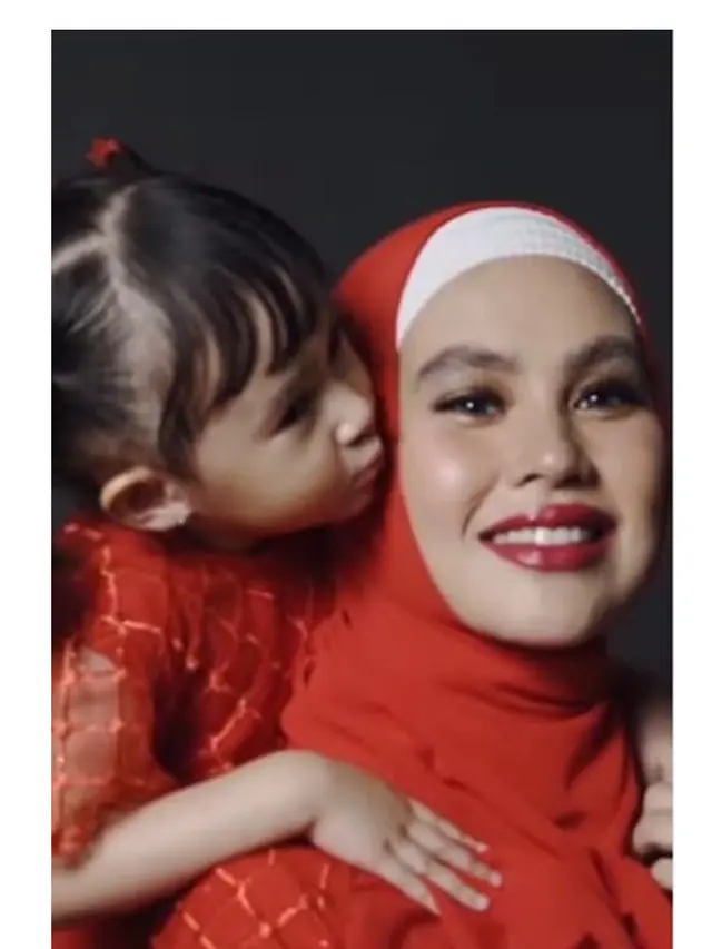 6 Gaya Pemotretan Terbaru Kartika Putri dengan Sang Anak, Kompak Bergaun Merah