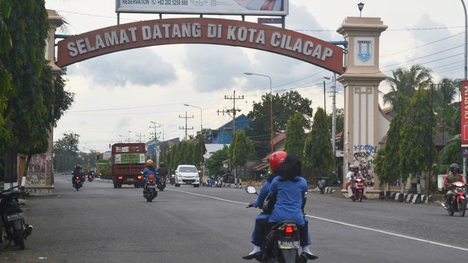 Gerbang timur kota Cilacap, Jawa Tengah. Hari tanpa bayangan Cilacap bakal terjadi pada Minggu, 13 Oktober 2019, pukul 11.30.20 WIB. (Foto: Liputan6.com/Muhamad Ridlo)