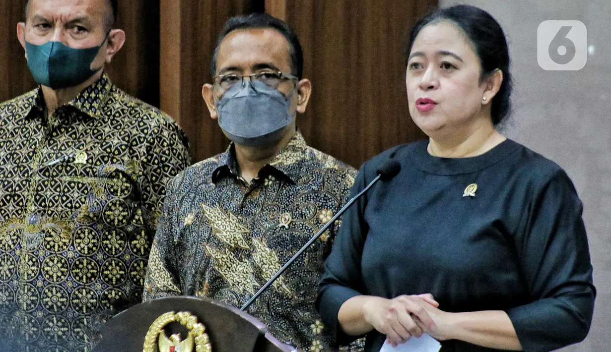 Ketua DPR Puan Maharani (kedua kanan) memberikan keterangan pers tentang Surat Presiden penunjukan Panglima TNI di Media Center DPR, Senayan, Jakarta, Senin (28/11/2022). Presiden Joko Widodo menunjuk Kepala Staf Angkatan Laut (KSAL) Laksamana TNI Yudo Margono sebagai calon Panglima TNI menggantikan Jenderal Andika Perkasa yang akan memasuki masa pensiun pada 21 Desember 2022 mendatang. (Liputan6.com/Angga Yuniar)