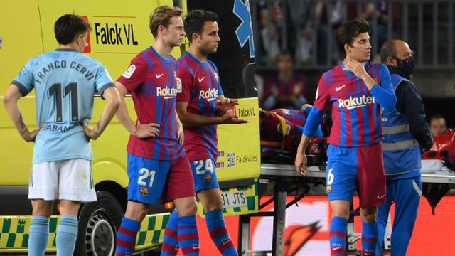 Foto: Momen Pemain Barcelona Panik dan Sedih Saat Ronald Araujo Diangkut Mobil Ambulance