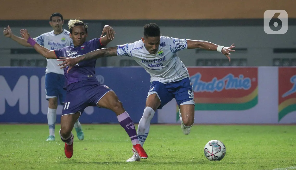 Penyerang Persib Bandung,  Wander Luiz (kanan) berebut bola dengan bek Persita Tangerang, Muhammad Toha saat laga pekan kedua BRI Liga 1 2021/2022 di Stadion Wibawa Mukti, Cikarang, Sabtu (11/09/2021). Persib Bandung menang atas Persita Tangerang dengan skor 2-1. (Bola.com/Bagaskara Lazuardi)