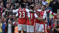 Para pemain merayakan gol yang dicetak oleh gelandang Arsenal, Aaron Ramsey, ke gawang Everton pada laga Premier League, di Stadion Emirates, Minggu (21/5/2017).  Arsenal menang 3-1. (EPA/Gerry Penny)