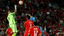 Kiper Cile asal Manchester City, Claudio Bravo, berusaha menghalau bola serangan Uruguay pada laga Kualifikasi Piala Dunia 2018 zona CONMEBOL di Stadion Nasional Julio Martinez Pradanos, Santiago, Rabu (16/11/2016) pagi WIB. (AFP/Claudio Reyes)