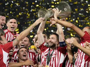 Lewat perpanjangan waktu, tim asal Yunani, Olympiakos sukses menjuarai Europa Conference League 2023/2024 setelah menang tipis 1-0 atas Fiorentina pada laga final yang digelar di OPAP Arena, Athena, Yunani, Kamis (30/5/2024) dini hari WIB. Gol tunggal kemenangan Olympiakos yang memastikan merebut trofi kelas tiga kompetisi Eropa tersebut dicetak oleh Ayoub El Kaabi pada menit ke-116. Bagi Fiorentina, kekalahan di final ini menjadi kegagalan kedua beruntun setelah pada musim lalu juga kalah di final dari West Ham United. (AP Photo/Petros Giannakouris)