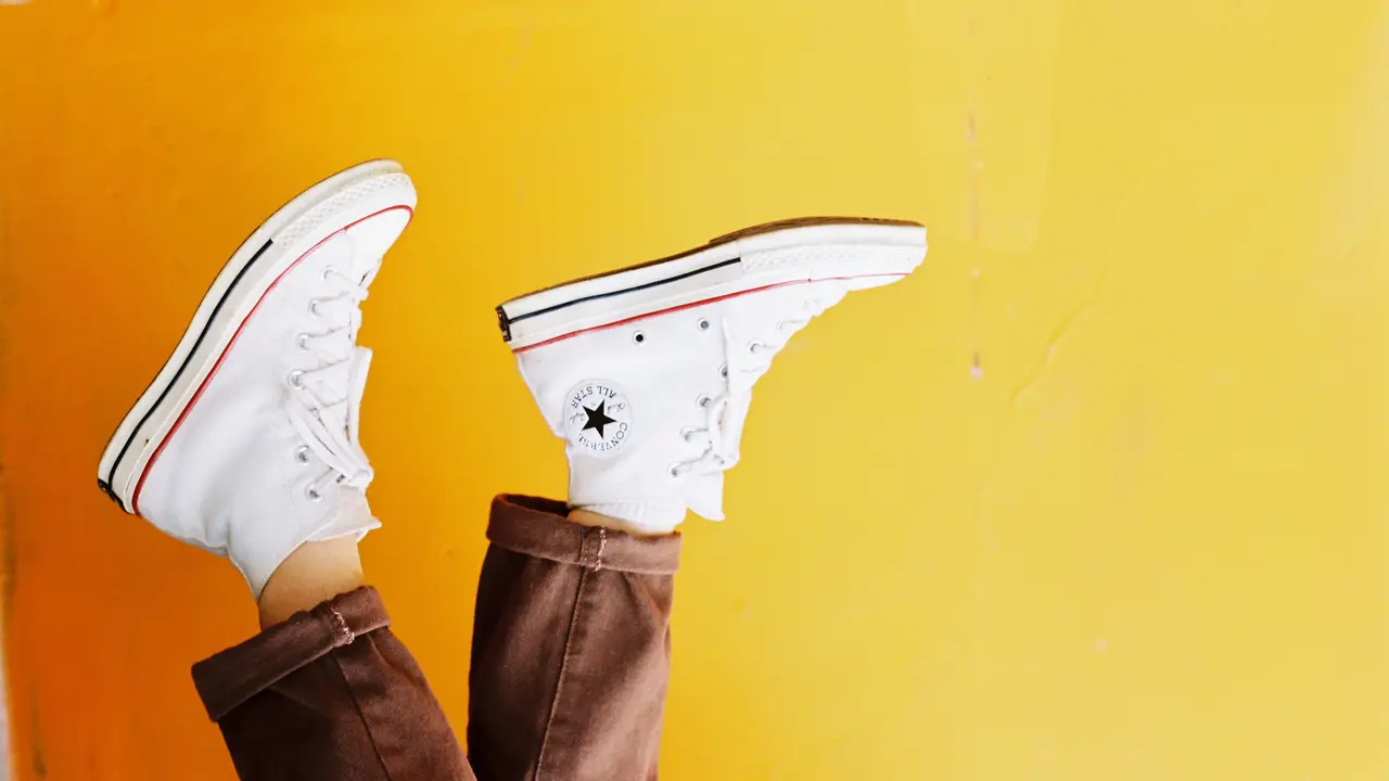 6 Tips Membersihkan Sepatu Putih