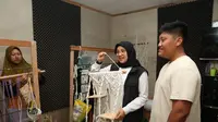 Bupati Banyuwangi Ipuk Fiestiandani (baju hitam) rumah krajinan tangan mukarambe (istimewa)