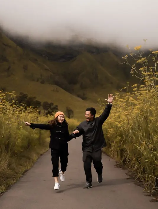 Wanita kelahiran 1996 ini dan sang kekasih juga selalu kompak di berbagai momen. Gritte dan Arif begitu menikmati masa liburannya di Bromo. Keduanya tampak bergandengan menyusuri jalanan, romantis.(Liputan6.com/IG/@gritteagathaa)