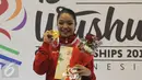 Atlet Wushu Indonesia, Juwita Niza WA tersenyum usai menerima medali emas kelas Taulo Womens Nangun Kejuaraan DuniaWushu ke-13 di IstoraSenayan Jakarta, Selasa (17/11/2015). Juwita meraih emas dengan total poin 9.58. (Liputan6.com/Helmi Fithriansyah)