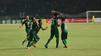 Persebaya Surabaya bermain imbang 1-1 lawan Persipura Jayapura pada lanjutan Liga 1 2018 di Stadion Gelora Bung Tomo, Selasa (29/5/2018). (Bola.com/Zaidan Nazarul)