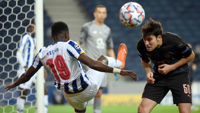 Bek FC Porto, Chancel Mbemba (kiri) bersaing dengan bek Manchester City, Eric Garcia pada matchday kelima Grup C Liga Champions di Estadio Do Dragao, Porto, Rabu (2/12/2020) dini hari WIB. Manchester City harus puas bermain 0-0 lawan Porto. (MIGUEL RIOPA / POOL / AFP)