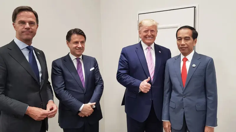 Presiden Joko Widodo atau Jokowi berfoto dengan pemimpin Amerika Serikat Donald Trump di sela KTT G20 di Osaka, Jepang, Jumat (28/6/2019). (foto: dokumentasi Biro Pers Kepresidenan)