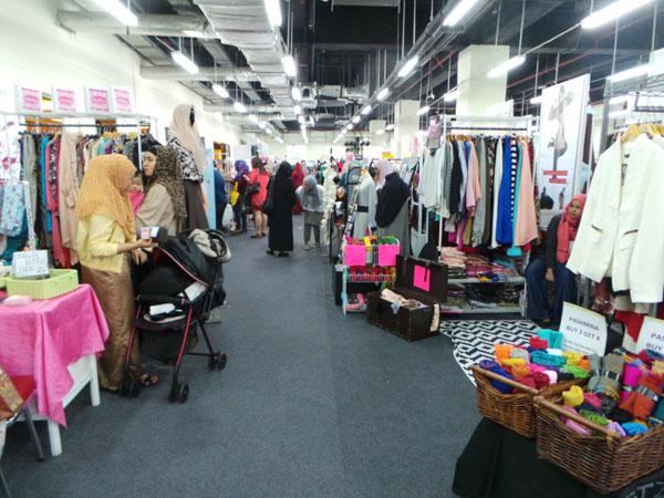Banyak pengunjung yang tertarik dengan fashion hijab/ copyright by Vemale.com