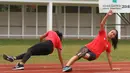 Para atlet atletik melakukan pemanasan saat latihan perdana di Stadion Madya Senayan, Jakarta, Selasa (13/3/2018). Pelatnas Asian Games 2018 PB PASI kembali dipusatkan di Stadion Madya Senayan. (Bola.com/Asprilla Dwi Adha)