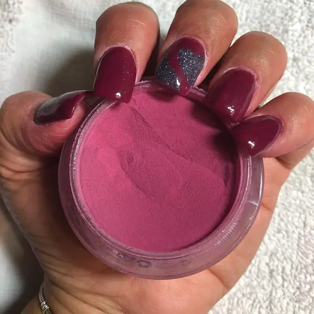 Ilustrasi Powder dip nail