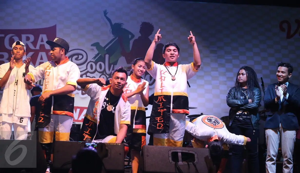 Finalis untuk kategori dance, Unlimited Paz Crew memenangkan juara pertama ajang kompetisi Torabika Cappucino Cool Expression pada acara final di Plaza Barat Senayan, Jakarta, Sabtu (4/6/2016). (Liputan6.com/Herman Zakharia)